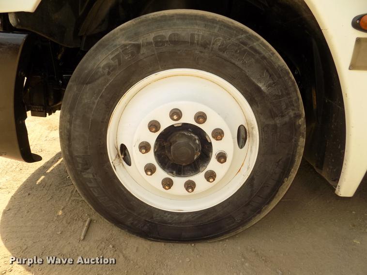 image for item DA3031 2004 Freightliner Columbia semi truck