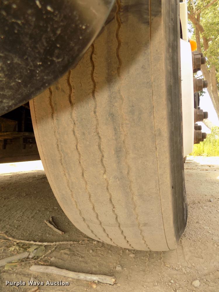 image for item DA3031 2004 Freightliner Columbia semi truck