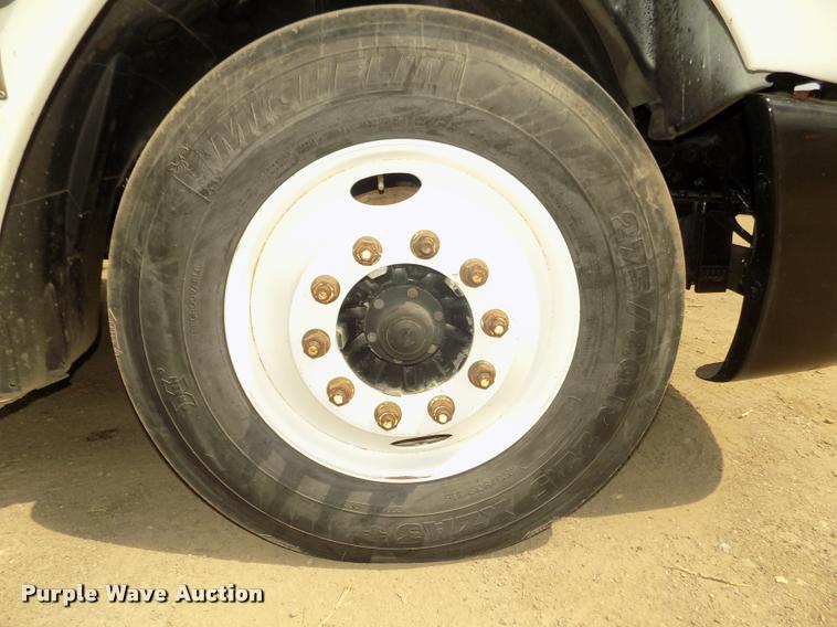 image for item DA3031 2004 Freightliner Columbia semi truck