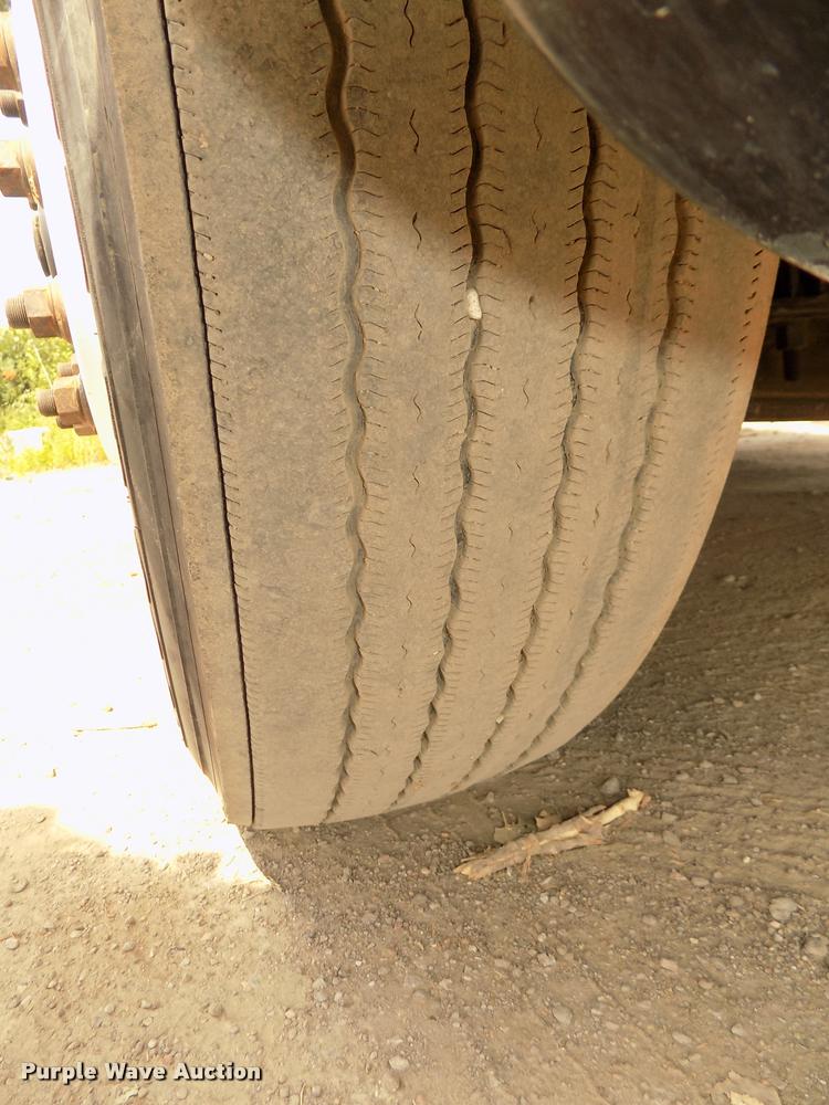 image for item DA3031 2004 Freightliner Columbia semi truck