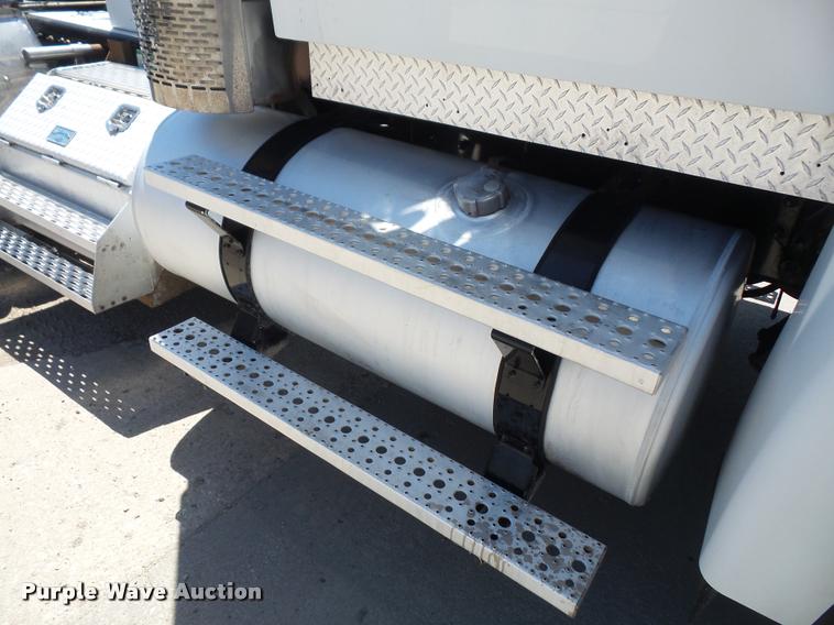 image for item DA6431 2008 Sterling L9500 semi truck