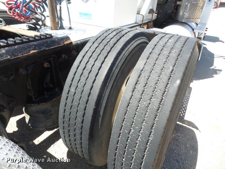 image for item DA6431 2008 Sterling L9500 semi truck