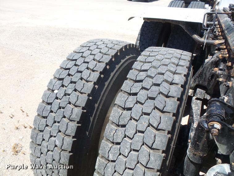 image for item DA6431 2008 Sterling L9500 semi truck