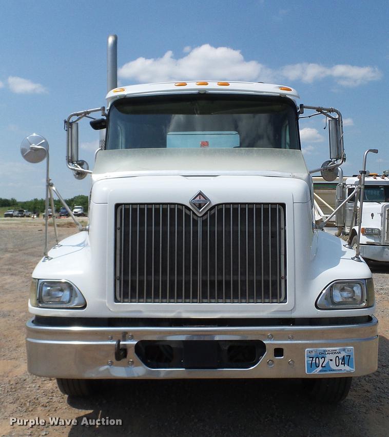 image for item DA6771 2005 International 9200i semi truck