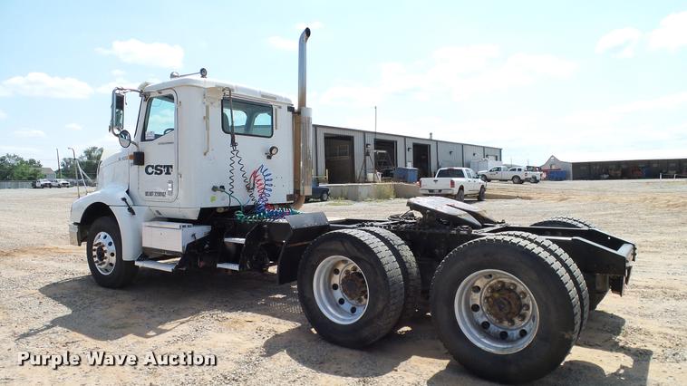 image for item DA6771 2005 International 9200i semi truck