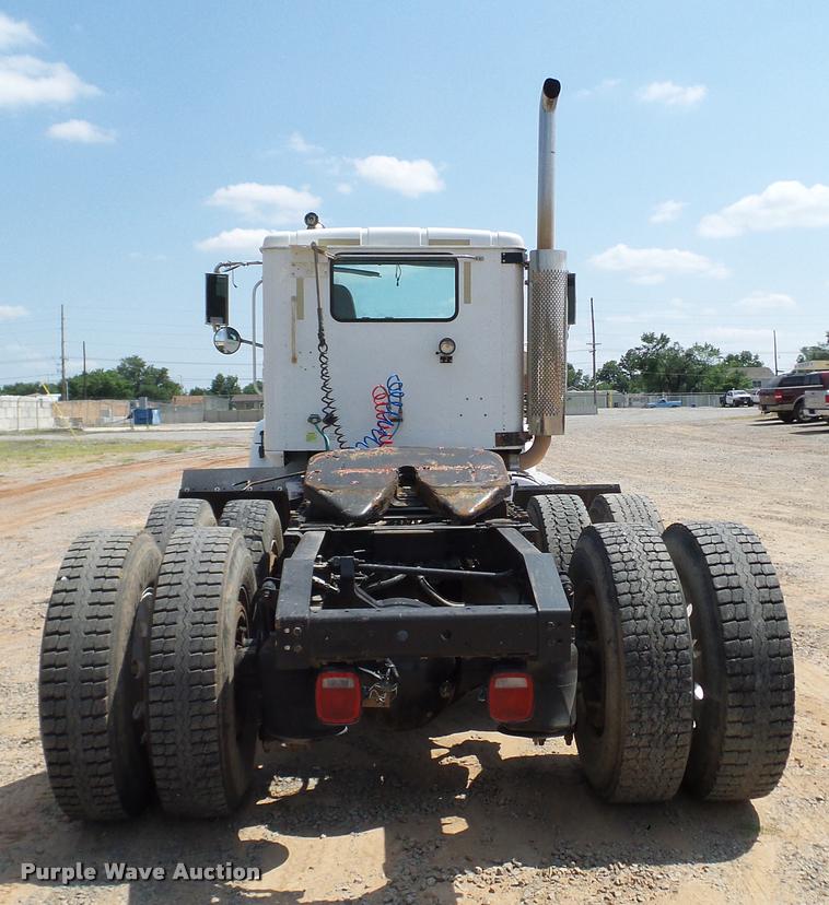 image for item DA6771 2005 International 9200i semi truck