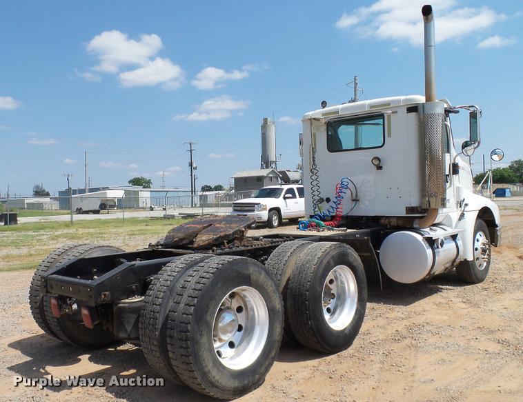 image for item DA6771 2005 International 9200i semi truck