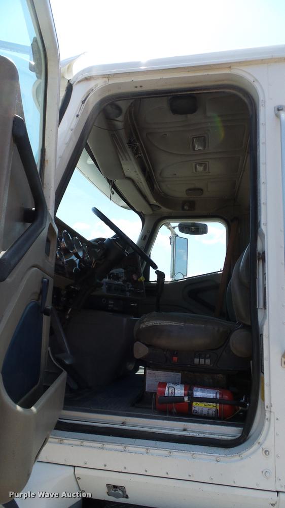 image for item DA6771 2005 International 9200i semi truck