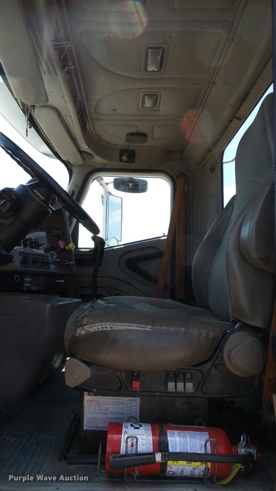 image for item DA6771 2005 International 9200i semi truck