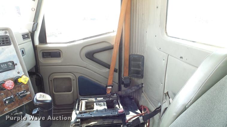 image for item DA6771 2005 International 9200i semi truck