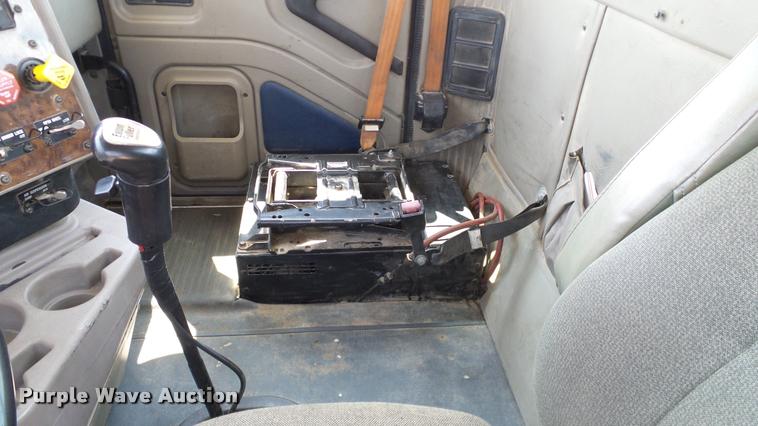 image for item DA6771 2005 International 9200i semi truck