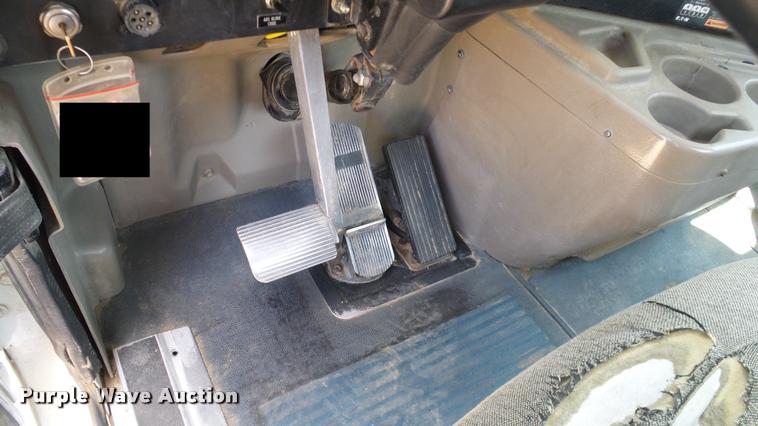 image for item DA6771 2005 International 9200i semi truck