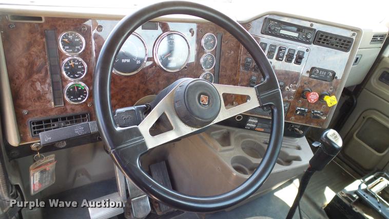 image for item DA6771 2005 International 9200i semi truck