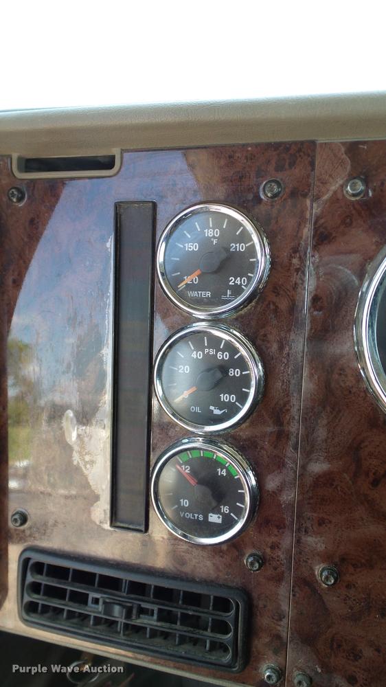 image for item DA6771 2005 International 9200i semi truck