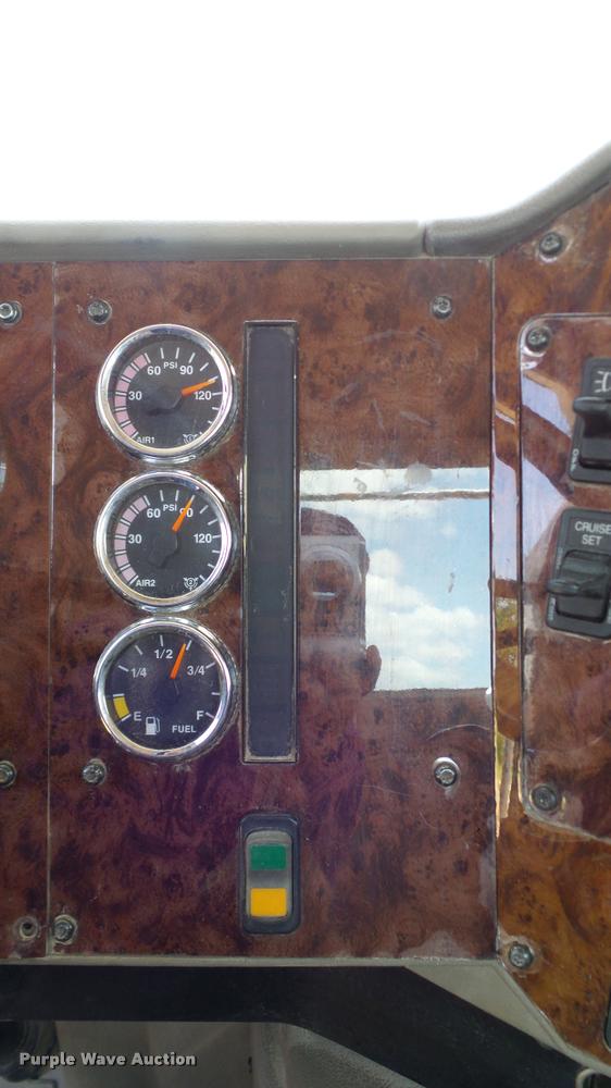 image for item DA6771 2005 International 9200i semi truck