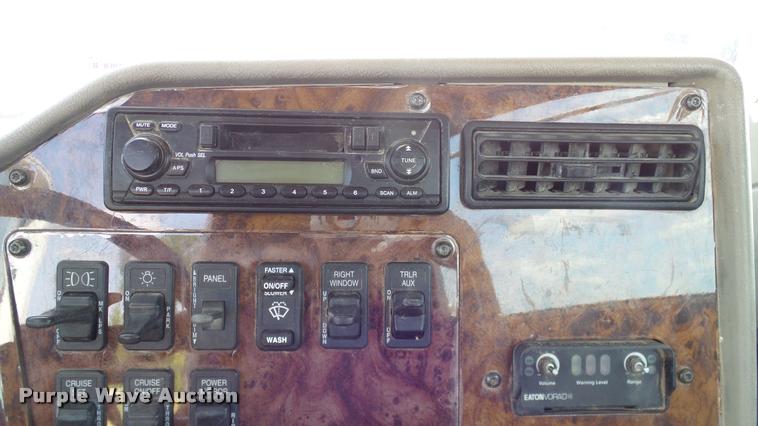 image for item DA6771 2005 International 9200i semi truck