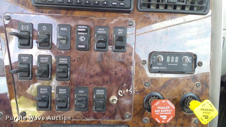 image for item DA6771 2005 International 9200i semi truck