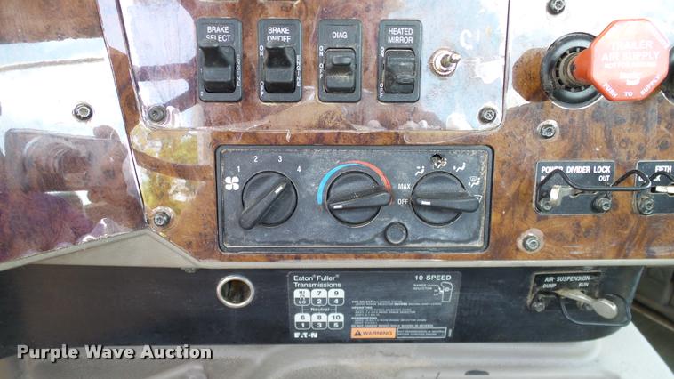 image for item DA6771 2005 International 9200i semi truck