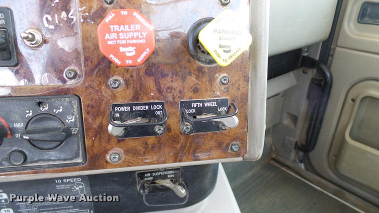 image for item DA6771 2005 International 9200i semi truck