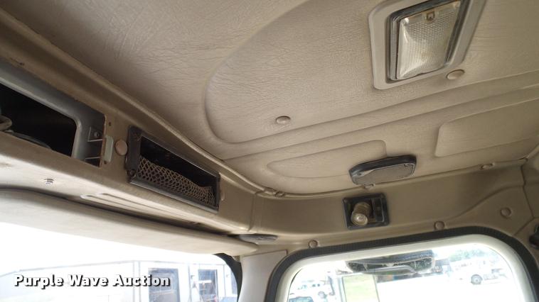 image for item DA6771 2005 International 9200i semi truck