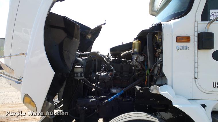 image for item DA6771 2005 International 9200i semi truck