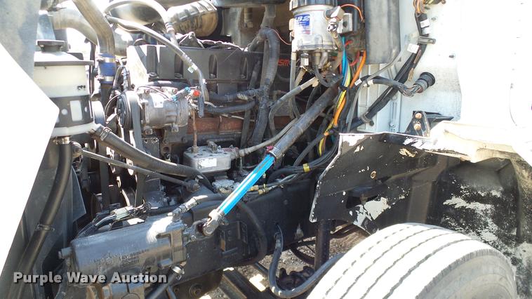 image for item DA6771 2005 International 9200i semi truck