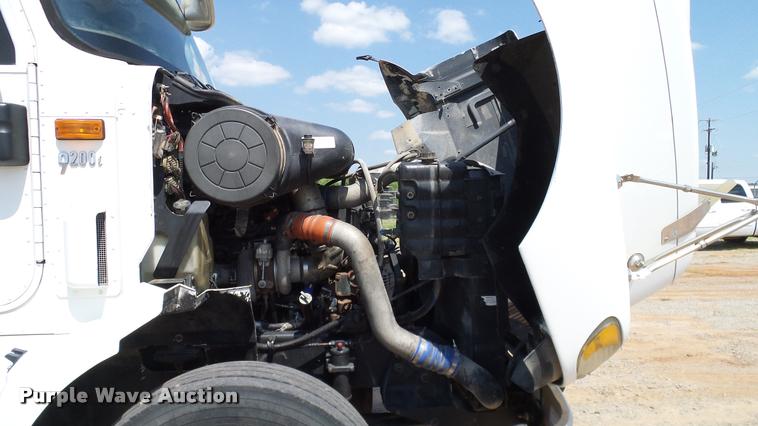 image for item DA6771 2005 International 9200i semi truck