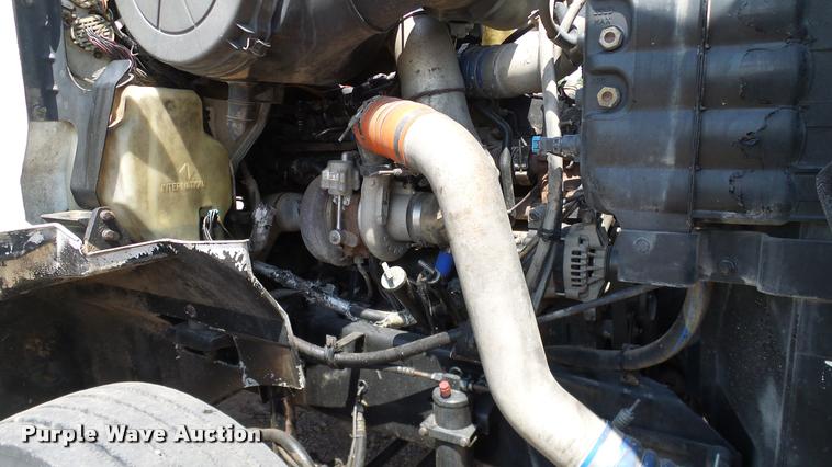 image for item DA6771 2005 International 9200i semi truck