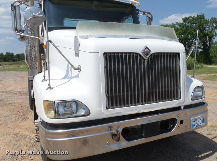 image for item DA6771 2005 International 9200i semi truck