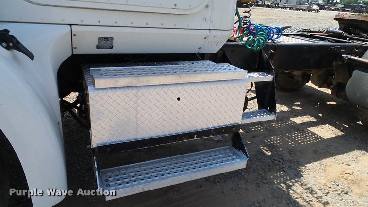 image for item DA6771 2005 International 9200i semi truck