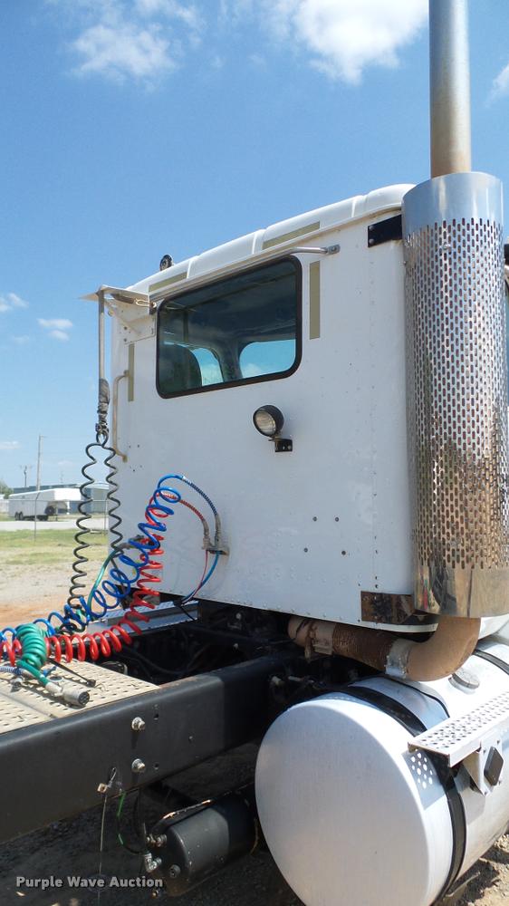 image for item DA6771 2005 International 9200i semi truck