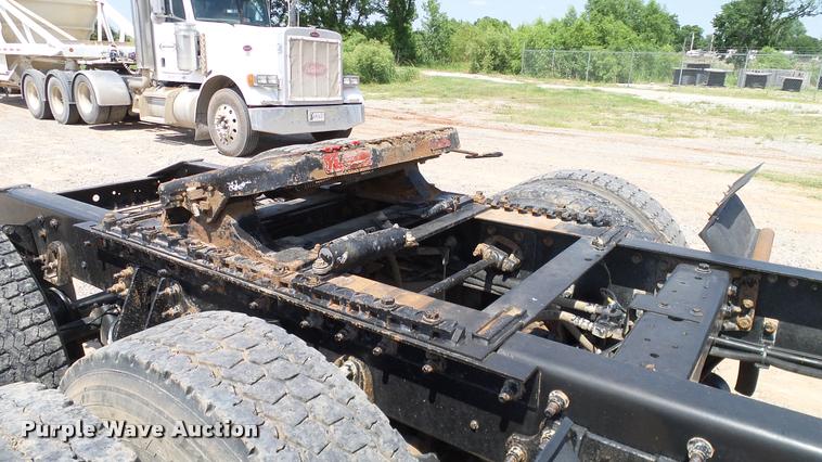 image for item DA6771 2005 International 9200i semi truck