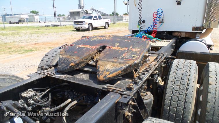 image for item DA6771 2005 International 9200i semi truck