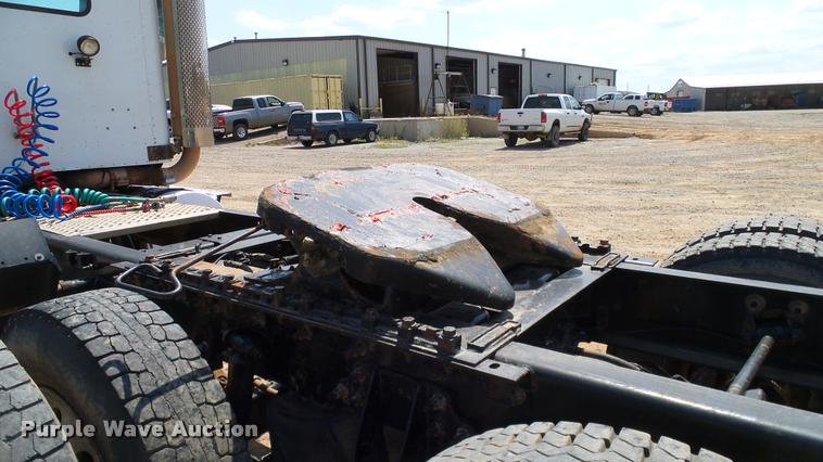 image for item DA6771 2005 International 9200i semi truck