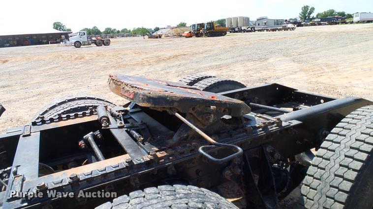 image for item DA6771 2005 International 9200i semi truck