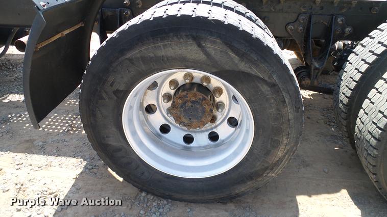 image for item DA6771 2005 International 9200i semi truck