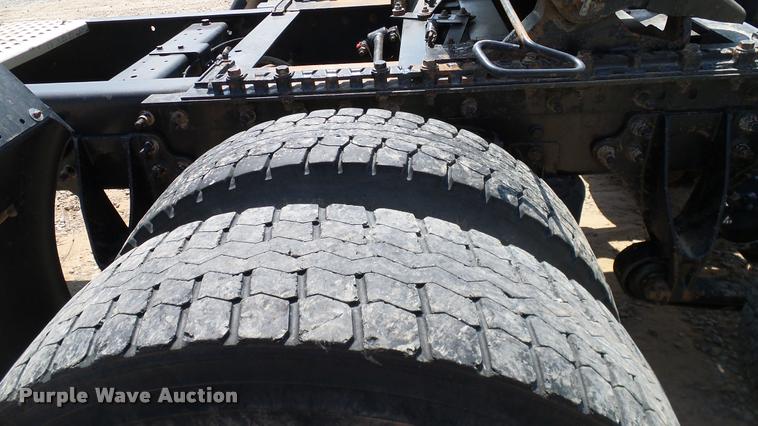 image for item DA6771 2005 International 9200i semi truck