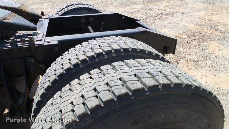 image for item DA6771 2005 International 9200i semi truck