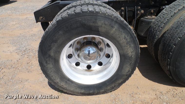 image for item DA6771 2005 International 9200i semi truck