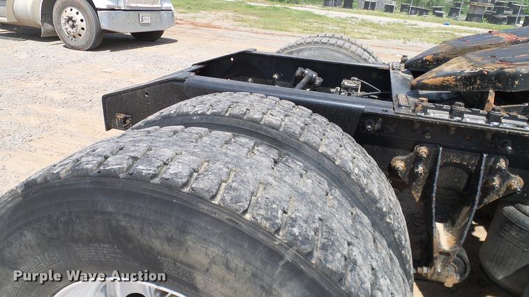 image for item DA6771 2005 International 9200i semi truck