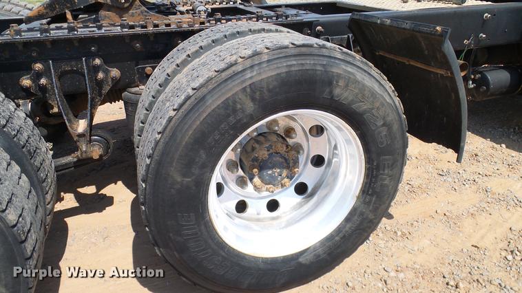 image for item DA6771 2005 International 9200i semi truck