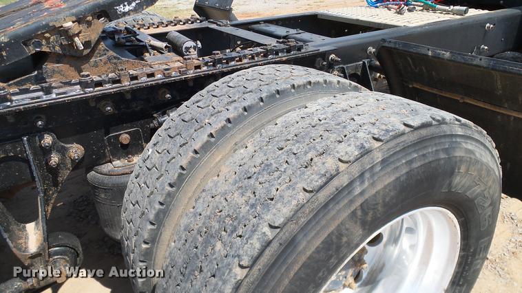 image for item DA6771 2005 International 9200i semi truck