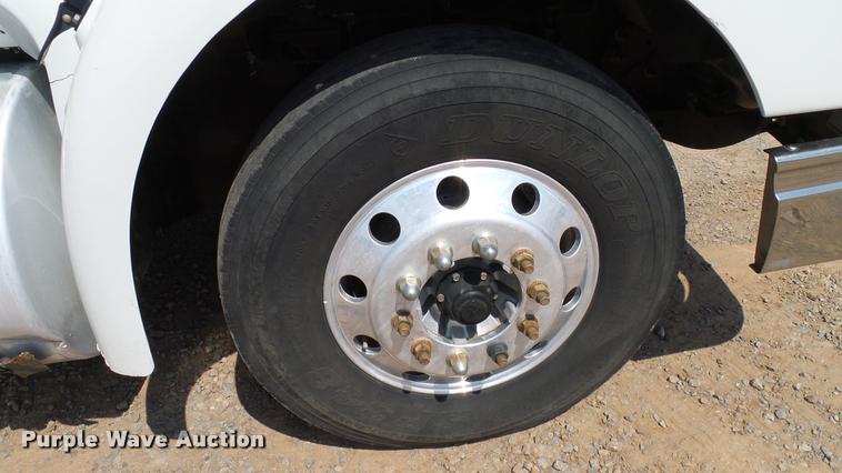 image for item DA6771 2005 International 9200i semi truck