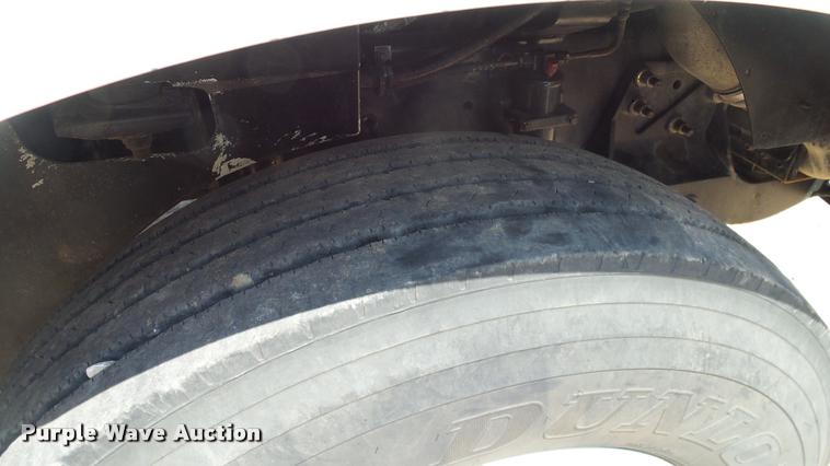 image for item DA6771 2005 International 9200i semi truck