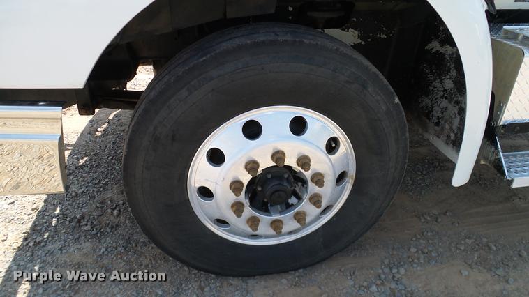 image for item DA6771 2005 International 9200i semi truck