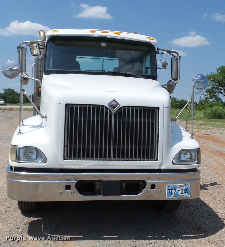 image for item DA6772 2005 International 9200i semi truck