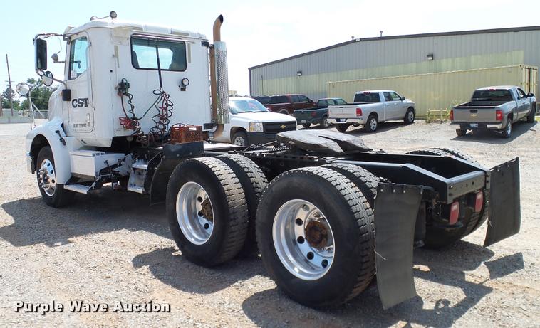 image for item DA6772 2005 International 9200i semi truck