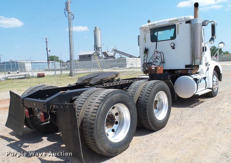 image for item DA6772 2005 International 9200i semi truck