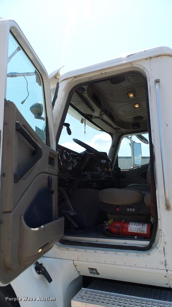 image for item DA6772 2005 International 9200i semi truck