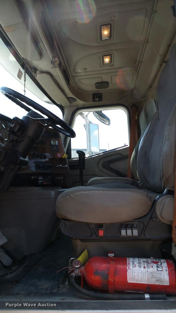 image for item DA6772 2005 International 9200i semi truck